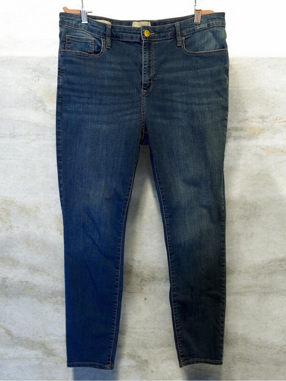Universal Thread Mid Rise Skinny Jeans. Size 16